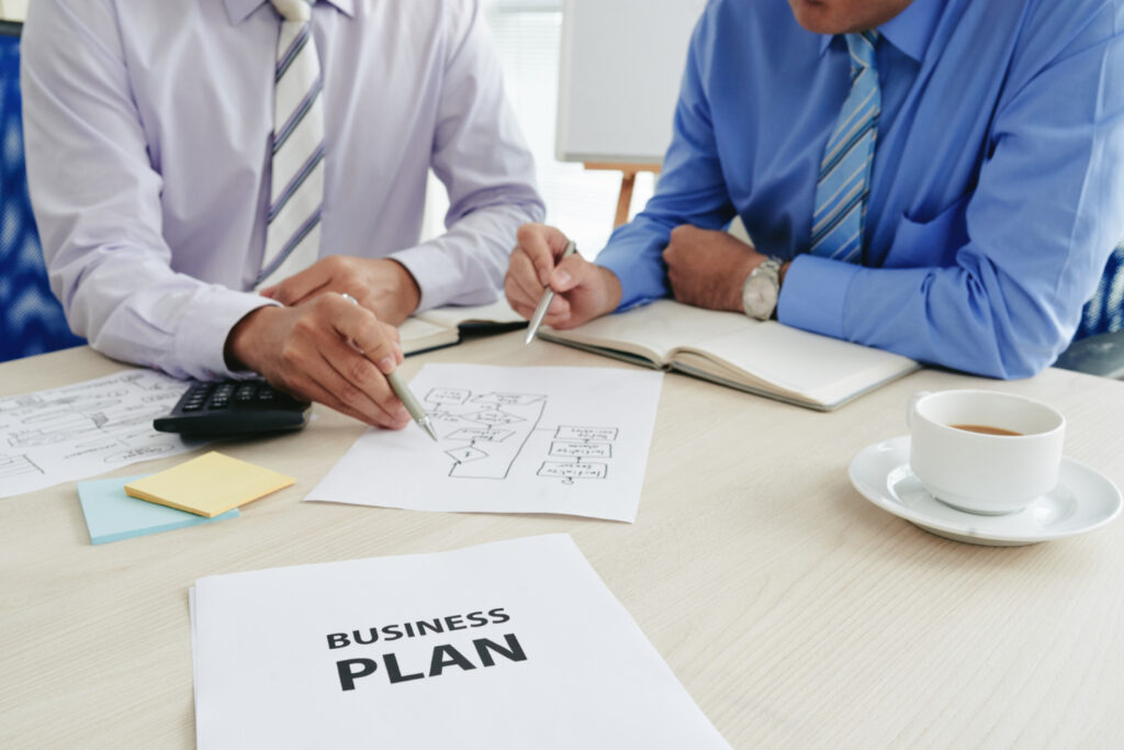 Conception de Business plan par deux hommes assis à un bureau